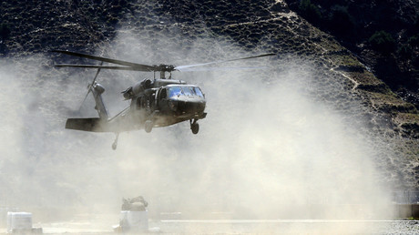 Un hélicoptère Black Hawk de l'armée américaine se pose dans le district de Nari en Afghanistan, en août 2011 (image d'illustration). Une décennie plus tard, les Taliban ont mis la main sur des Black Hawks.