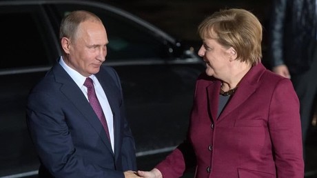 Le président russe Vladimir Poutine accueille la chancelière allemande Angela Merkel à Moscou, le 20 août 2021.
