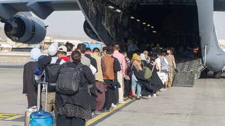 Evacuation à bord d'un C-17 Globemaster III à l'aéroport international Hamid Karzai, en Afghanistan, le 18 août 2021.