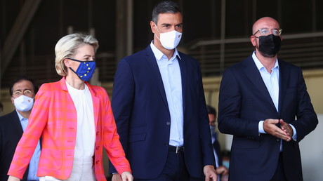 Ursula von der Leyen et Charles Michel entourant le Premier ministre espagnol Pedro Sanchez, le 21 août 2021 sur la base aérienne de Torrejon de Ardoz.