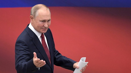 Vladimir Poutine est intervenu lors d'une réunion avec des membres du parti Russie unie à Moscou en marge de la célébration du Jour du drapeau, le 22 août 2021.