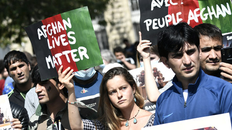 Des manifestants tiennent des banderoles lors d'un rassemblement de soutien à l'Afghanistan après la prise du pays par les Taliban, place de la République à Paris le 22 août.