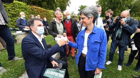 Le maire de Grenoble Eric Piollet (à droite) et l'ancienne porte-parole du parti vert EELV Sandrine Rousseau (à gauche), lors des Journées d'été d'EELV à Poitiers, le 19 août 2021 (image d'illustration).