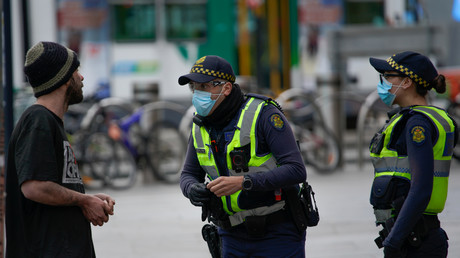 Des policiers patrouillent dans une rue de Melbourne, le 23 juillet 2020. (Image d'illustration)
