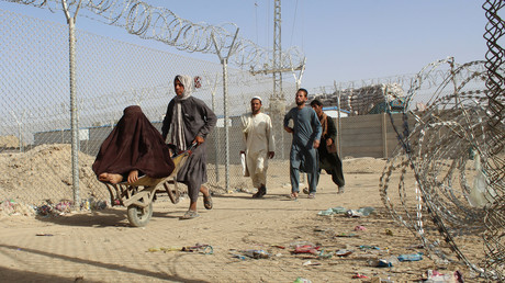 Des Afghans serpentent le long d'un corridor vers la frontière pakistanaise le 27 août 2021 (image d'illustration).