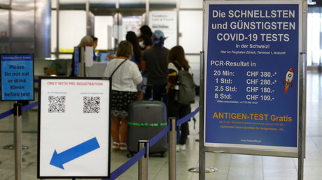 Une file de tests pour le Covid-19 et une autre pour les QR codes à l'aéroport de Zurich, en Suisse, le 10 juillet 2021 (image d'illustration).
