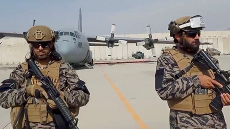 Membre de l'unité Badri 313 des Taliban équipés d'armes américaines à l'aéroport de Kaboul le 31 août.
