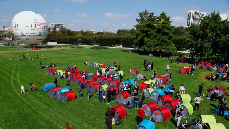 Des centaines de migrants sans-abri installent des tentes dans un parc parisien