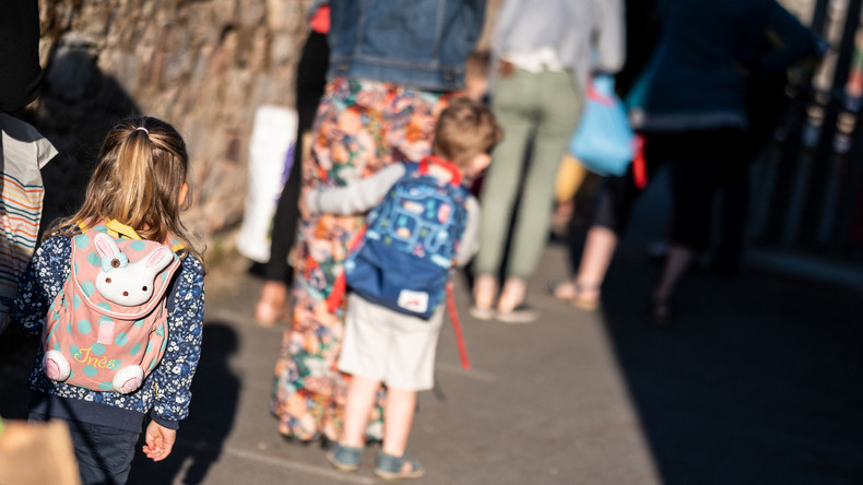 Ecoliers positifs au Covid : les parents vaccinés obligés de garder leur enfant seront indemnisés