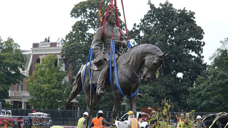 Etats-Unis : la statue du général sudiste Robert Lee déboulonnée en Virginie
