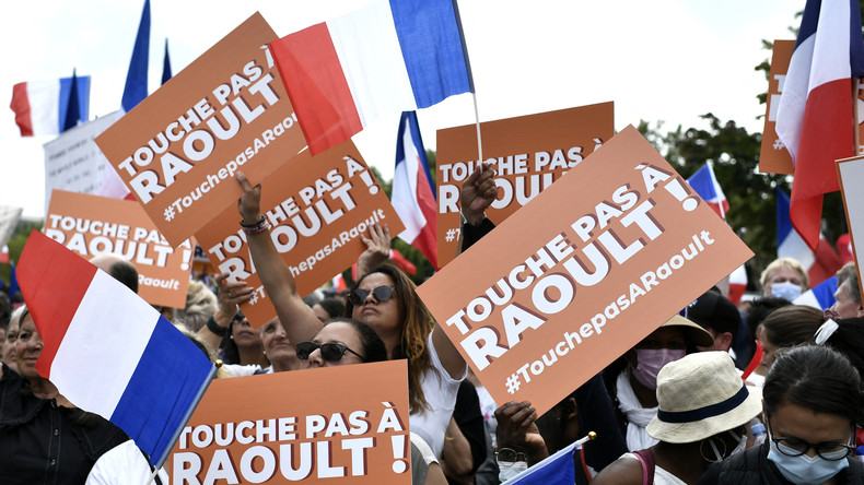 «Touche pas à Raoult» : plusieurs centaines de personnes rassemblées devant l'IHU Méditerranée
