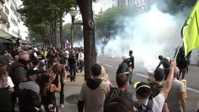 Heurts à Paris lors des mobilisations contre la généralisation du pass sanitaire