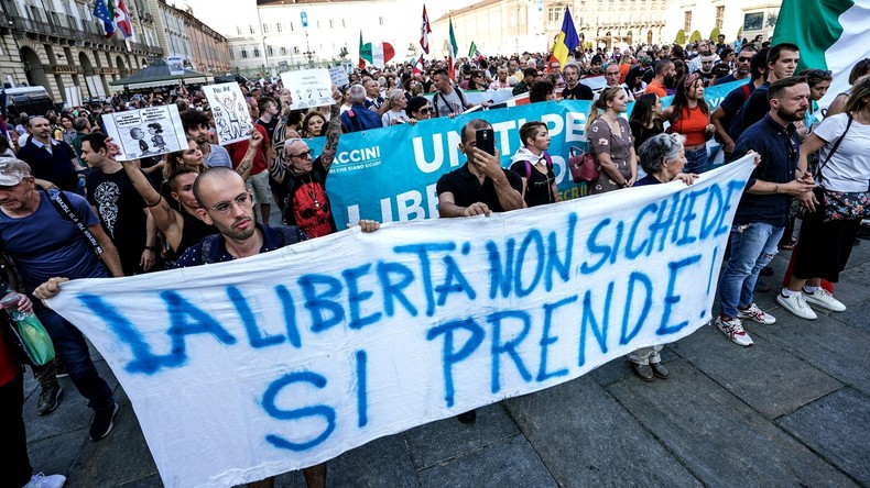 De Paris à Vilnius, les opposants au pass sanitaire se sont mobilisés dans toute l'Europe