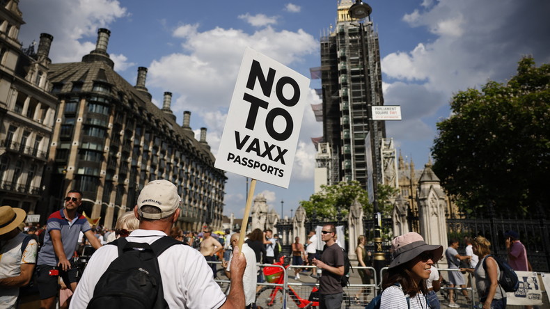 Covid-19 : le gouvernement de Boris Johnson renonce à son projet de passeport vaccinal