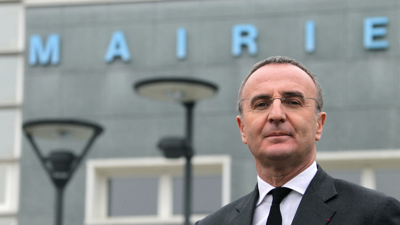 Val-de-Reuil : à l'appel de la LDNA, des individus envahissent la mairie, l'édile enfariné