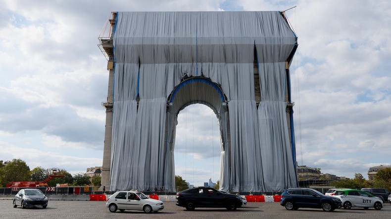 «Décadence française» : l'empaquetage de l'Arc de Triomphe provoque des critiques acerbes