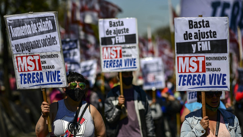 Crise politique en Argentine : manifestation de gauche contre le gouvernement de centre-gauche
