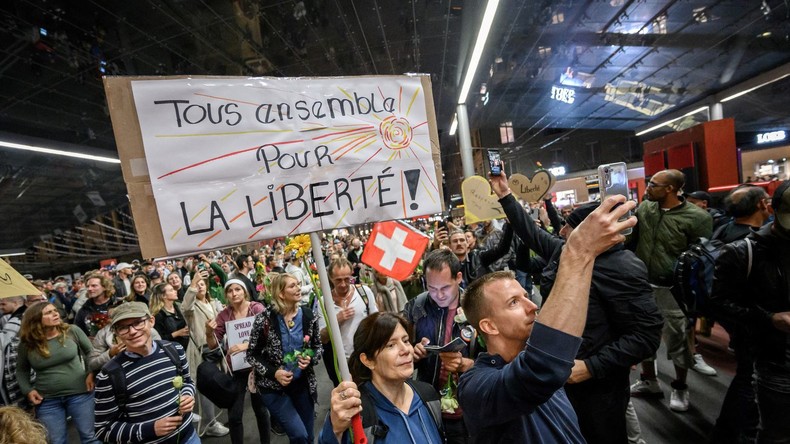 Suisse : scènes de violence à Berne en marge d'une manifestation contre le pass sanitaire (VIDEOS)