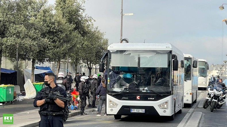 Crise du crack à Paris : la police évacue les toxicomanes près des jardins d'Eole (VIDEO)