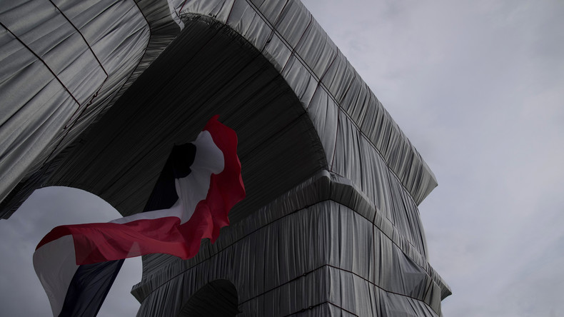 Deux individus escaladent l'Arc de Triomphe de Christo en hommage aux «soldats morts pour la patrie»
