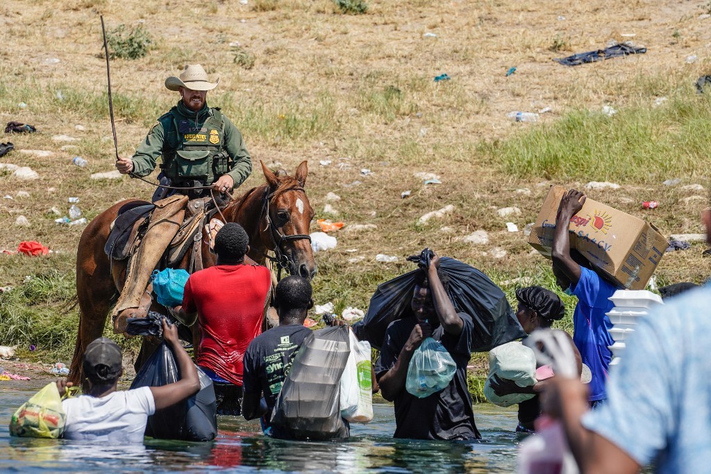 Des clichés de gardes-frontières américains repoussant des migrants suscitent un tollé