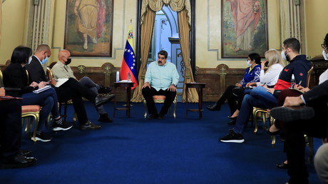 Le président vénézuélien Nicolas Maduro rencontre les négociateurs du gouvernement se rendant au Mexique pour le lancement d'un deuxième cycle de pourparlers avec l'opposition, au palais de Miraflores à Caracas, Venezuela, le 2 septembre 2021.