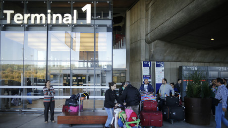 Devant le Terminal 1 de l'aéroport Charles-de-Gaulle à Roissy, le 2 octobre 2015 (image d'illustration).