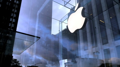 Le logo d'Apple à l'entrée du magasin situé sur la Cinquième avenue, à New York, le 16 octobre 2019.