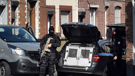 Des policiers d'une unité antiterroriste et de la DGSI mènent une opération antiterroriste, le 5 juillet 2017 à Wattignies, dans le nord de la France (image d'illustration).