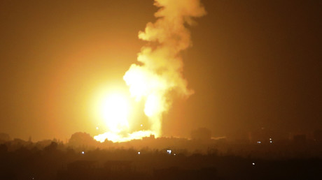 Une boule de feu s'élève vers le ciel après une frappe aérienne de l'armée israélienne à Khan Younes dans le sud de la bande de Gaza, le 6 septembre 2021.