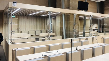 Dans la nouvelle salle d'audience prévue pour 500 personnes, le box des accusés au procès du 13 Novembre, Palais de Justice de Paris (RT France).