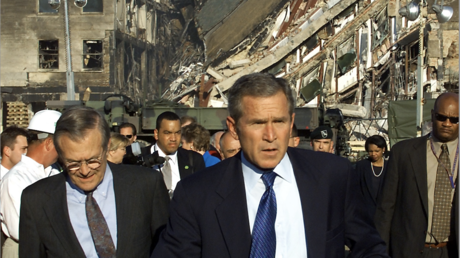 George W. Bush et Donald Rumsfeld devant le Pentagone le 12 septembre 2001, à l'endroit où s'est écrasé l'avion piloté par un terroriste.