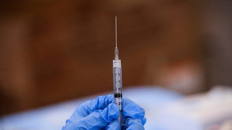 Une seringue contenant le vaccin de Pfizer contre le Covid-19 (image d'illustration).
