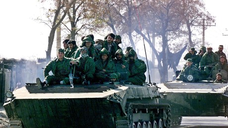 Des soldats de l'Alliance du Nord commandée par Ahmed Massoud lors d'une patrouille près de l'aéroport de Kaboul le 2 décembre 2001, près de trois semaines après la prise de la capitale afghane (image d'illustration).