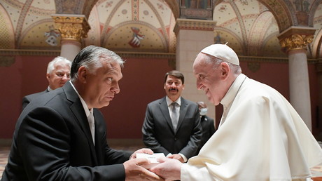 Le pape François et le Premier ministre hongrois Viktor Orban dans la salle romane du Musée des Beaux-Arts à Budapest, le 12 septembre 2021.