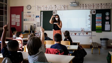 Des élèves dans une salle de classe d'une école primaire le 2 septembre 2021 à Lyon (image d'illustration).