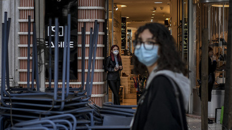 Une femme portant un masque sur une esplanade fermée du centre-ville de Lisbonne, le 7 novembre 2020 (image d'illustration).
