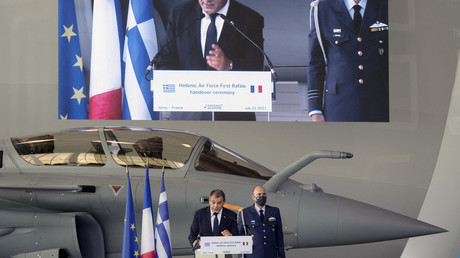 Le ministre grec de la Défense Nikolaos Panayotopoulos prononce un discours lors de la cérémonie de remise du premier Rafale français à l'armée de l'air hellénique, à Istres, dans le sud de la France, le 21 juillet 2021 (illustration).