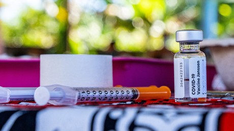 Seringues et flacons du vaccin Janssen dans un centre de vaccination Covid-19 ouvert dans une école sur l'île de Polynésie française de Tahiti, le 8 septembre 2021 (image d'illustration).