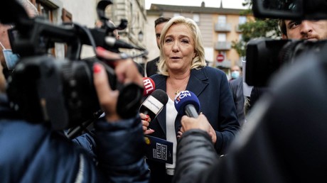 La candidate du Rassemblement national (RN), Marine Le Pen, répond aux questions des journalistes lors d'une visite de campagne à La Tour-du-Pin (Isère), le 21 septembre 2021 (image d'illustration).