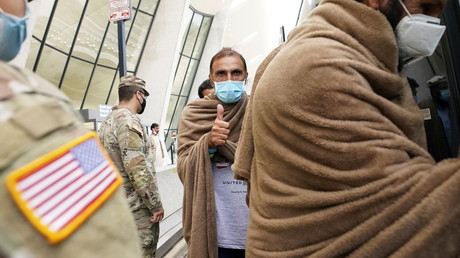 Des réfugiés afghans arrivent à l'aéroport de Dulles, en Virginie, le 1er septembre 2021 (image d'illustration)