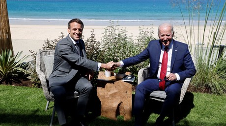 Le président français Emmanuel Macron et son homologue américain Joe Biden au sommet du G7 à Cornwall en Grande Bretagne, le 12 juin 2021 (image d'illutration).