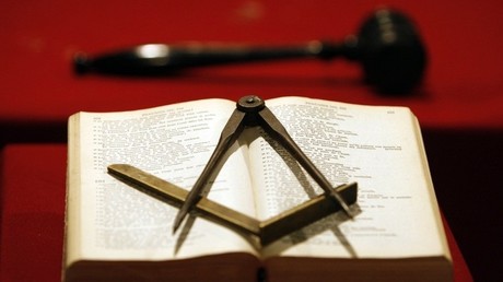 Un compas avec une équerre posés sur une Bible, près d'un marteau, lors d'une réunion franc-maçonne à Bordeaux (image d'illustration).