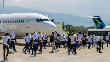 Des migrants haïtiens arrivant à l'aéroport Toussaint Louverture de Port-au-Prince le 21 septembre 2021, après avoir été expulsés par les autorités des Etats-Unis.