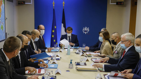 Emmanuel Macron et son conseil de Défense se réunissant pour répondre à l'affaire Pegasus le 22 juillet 2021 (image d'illustration)