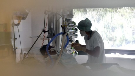Une infirmière prend soin d'un patient atteint de Covid-19 dans le service de réanimation de l'hôpital Purpan de Toulouse, le 4 février 2021 (image d'illustration)