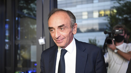 Eric Zemmour est photographié avant un débat télévisé sur BFMTV avec  Jean-Luc Mélenchon, le 23 septembre 2021.