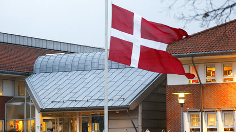 Le drapeau danois flottant devant le commissariat de police d'Albertslund, un quartier de Copenhague, le 8 décembre 2016 (Photo d'illustration).