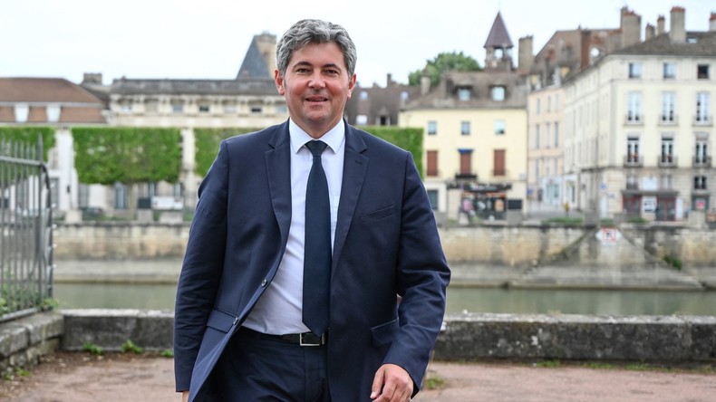 «Epuration ethnique» dans des quartiers : recadré par Damien Abad, le maire LR Gilles Platret assume