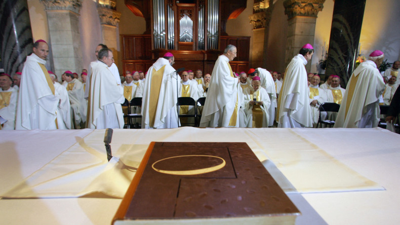 Contre la pédocriminalité, des appels à la démission collective des évêques catholiques